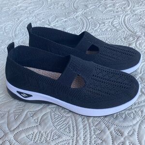 NWOT. Women’s Black/White Mesh MaryJane Slip On Sneakers Sz 8 or 39